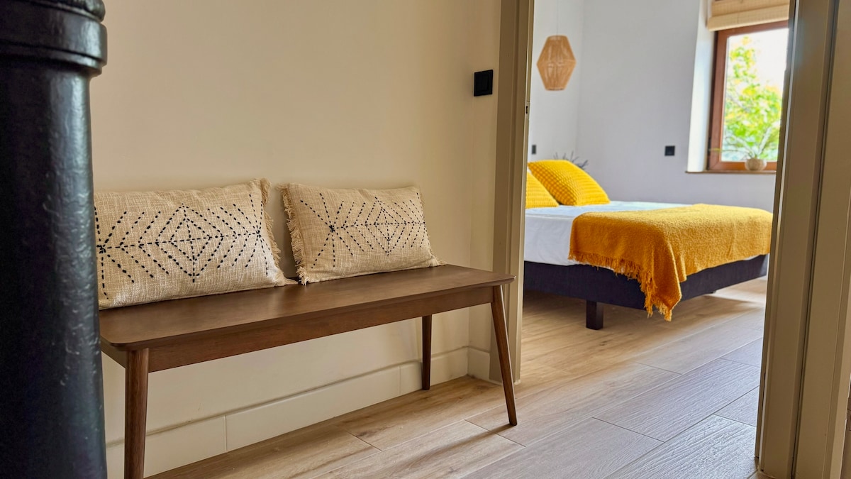 Dormitorio con banco de madera