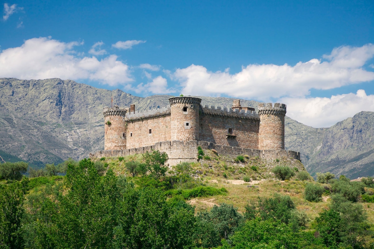 Castillo de Mombeltrán con la Sierra de Gredos al fondo