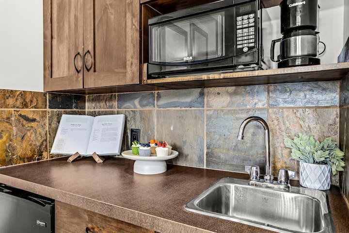 Cozy Slopeside Studio | Perfect Retreat For 2! - Alberta