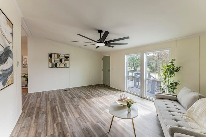 Cozy Pecan Street Home In The Heart Of San Marcos - San Marcos, TX