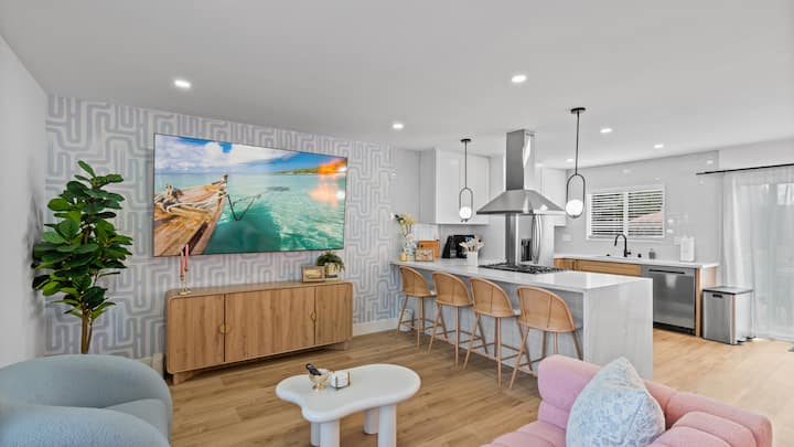 Pink Palm Paradise•spa•gameroom•theatre•sleeps 14 - San Diego, CA