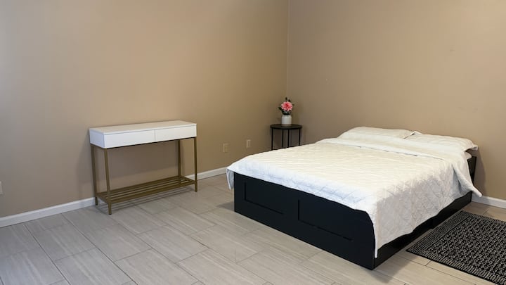 Private Guest Suite Bedroom & Lounge - Edison, NJ