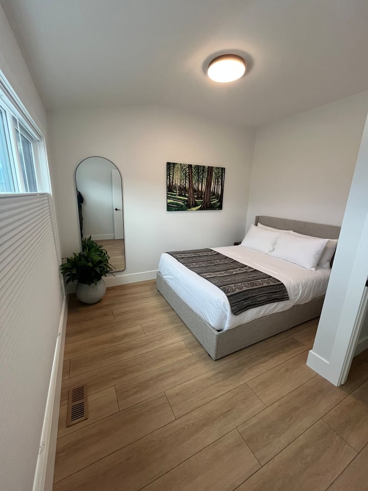 Une chambre lumineuse avec un grand lit confortable recouvert de draps doux, créant un espace calme et douillet pour se détendre.