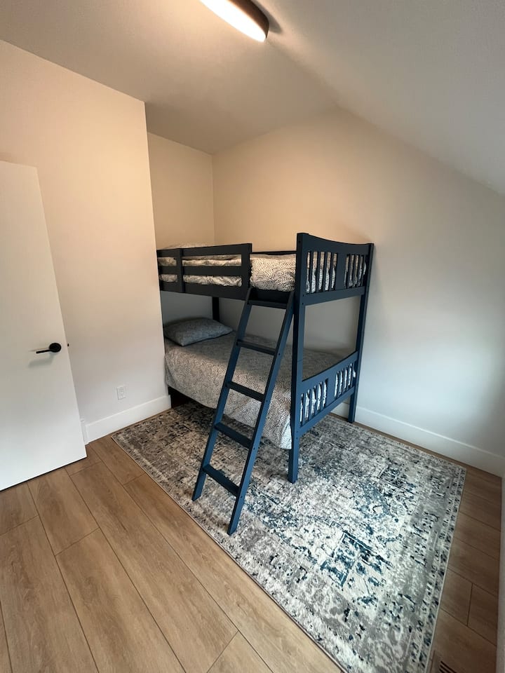 Deuxième chambre confortable avec lits superposés, offrant un aménagement pratique et confortable pour les enfants, les amis ou les voyageurs supplémentaires.