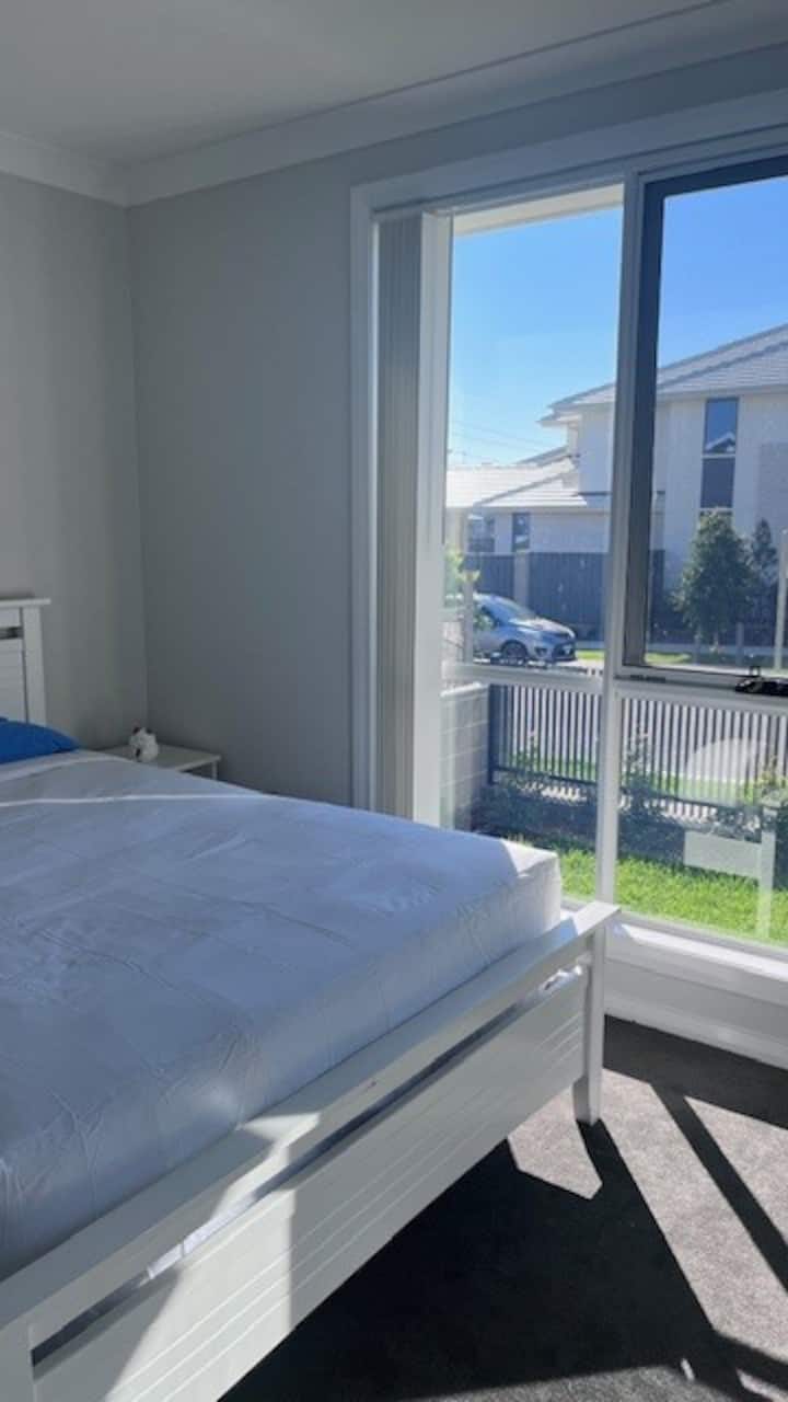 A Stylish Room In A Brand New House - Campbelltown