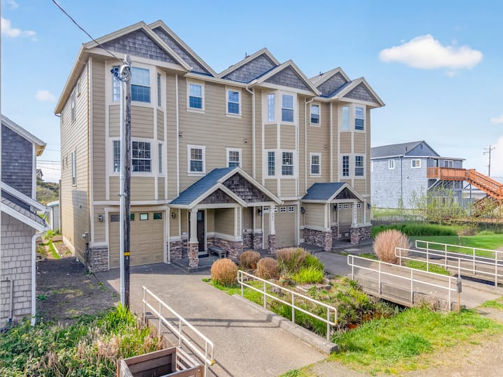 Ocean-view Home With Deck, Bbq, Game Room - Rockaway Beach, OR