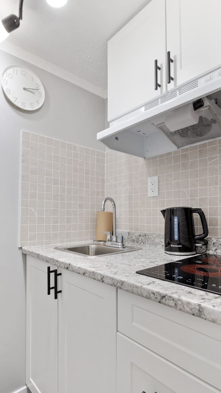 C18 C - Stylish Private Studio | Near Nbcc Moncton - Moncton