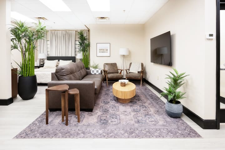 Luxe Downtown Studio On N. Main Street • Sleeps 6 - Greenville, SC