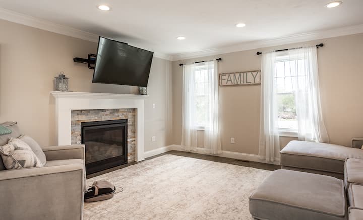 4br+loft · F1 Sim · Gym · Near Boston Stadium - Taunton, MA