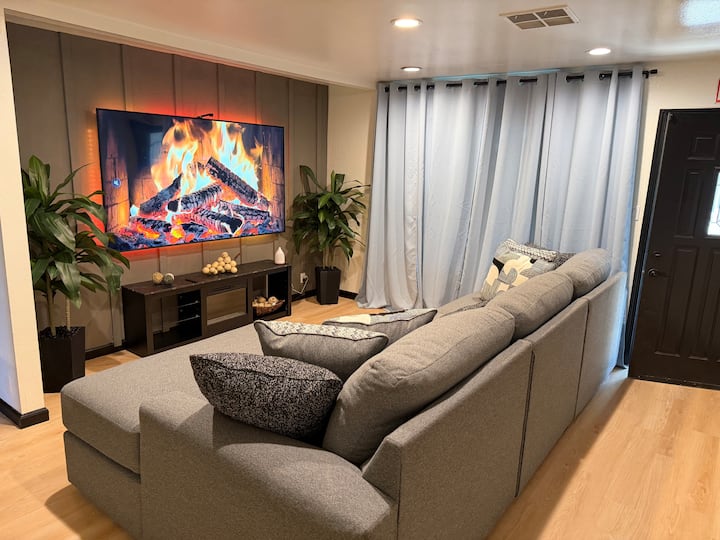 Modern Comfort Stay | King Bed, 85tv - Sacramento, CA