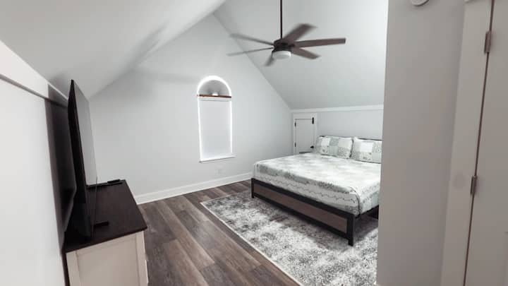 Luminoso e confortável, este espaçoso quarto king possui tetos altos, móveis modernos e muito espaço para recarregar as energias, criando um refúgio relaxante para uma estadia tranquila e rejuvenescedora.