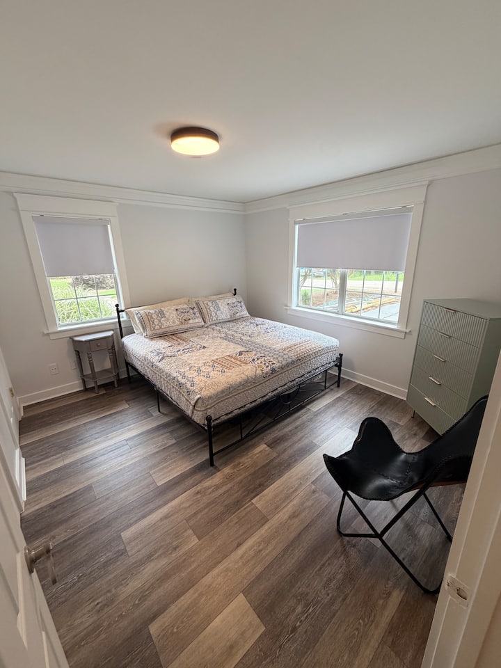 Luminoso e confortável, este espaçoso quarto king possui grandes janelas, móveis elegantes e muita luz natural, criando um refúgio aconchegante e acolhedor para relaxar, recarregar as energias e desfrutar de uma estadia tranquila.