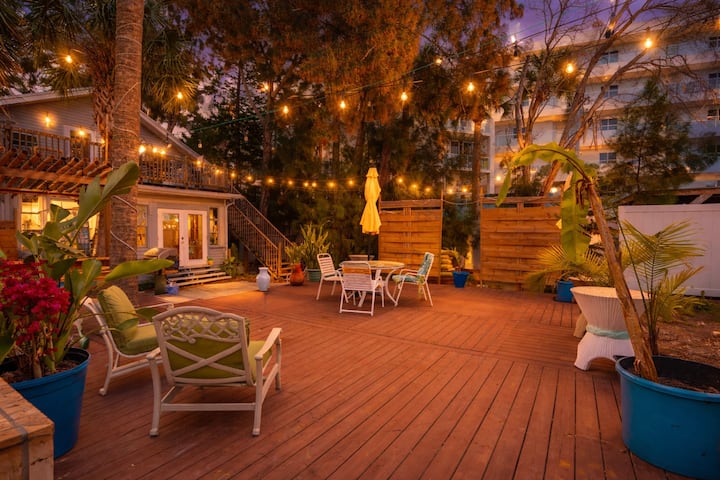 Sunshine Cottage Treasure Island Beach Sleeps 6 - Redington Beach