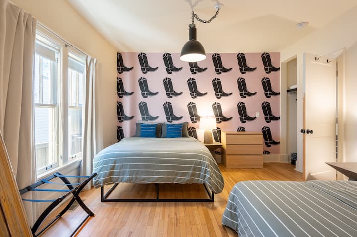 O quarto 3 dispõe de 2 camas queen size e um banheiro privativo.
