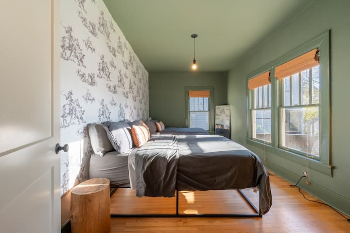 O quarto 2 tem uma cama king size e uma cama queen size.