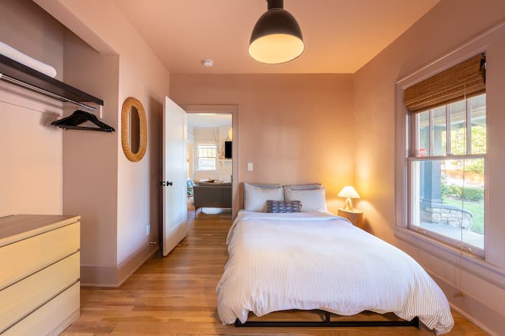 O quarto 1 possui uma cama Queen.