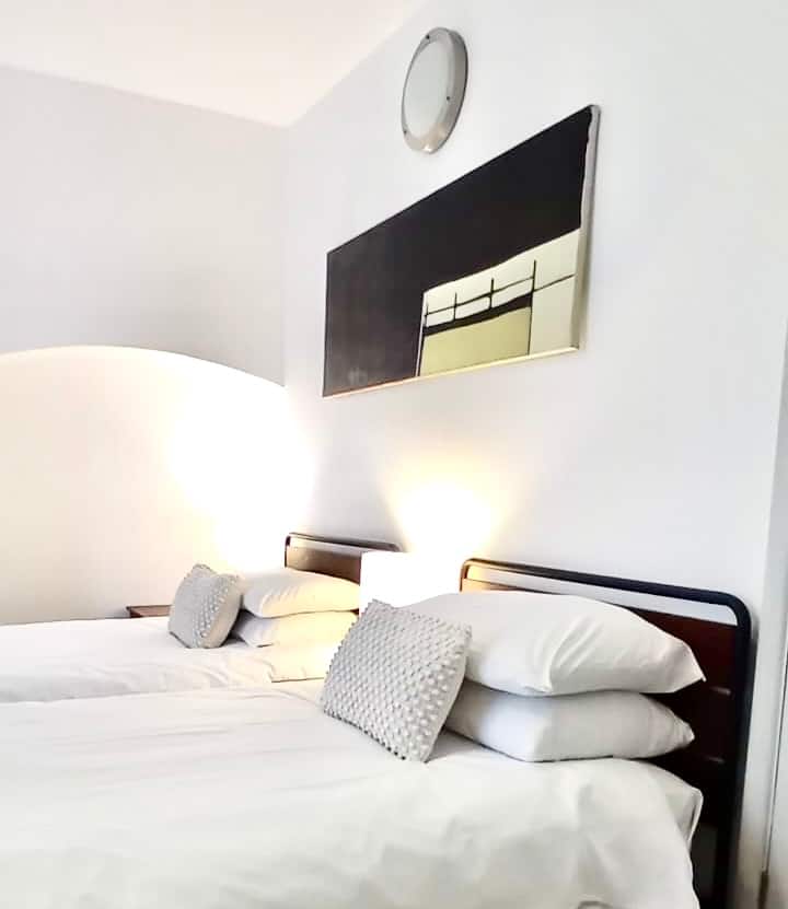 Deux lits simples de taille adulte, de haute qualité, avec de nouveaux matelas à ressorts ensachés et en mousse à mémoire de forme.