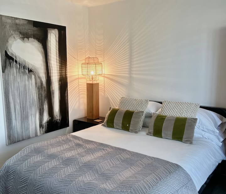 Lit King Size confortable. Matelas à ressorts ensachés avec dessus en mousse à mémoire de forme. Beaucoup d'espace. 