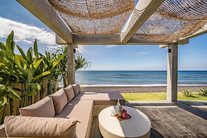 Salty Breeze 2br Beachfront Escape W/japandi Touch - Indonésie