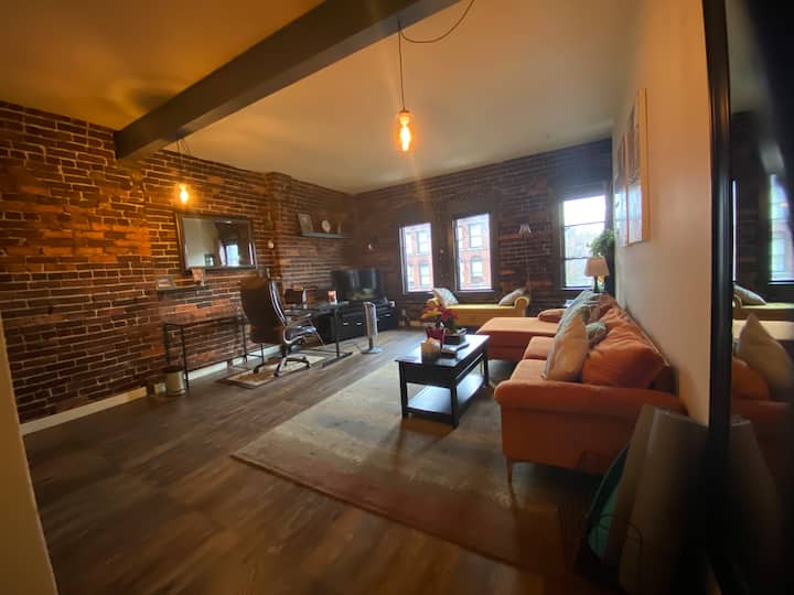 Spacious Top Floor International District Apt - Seattle, WA