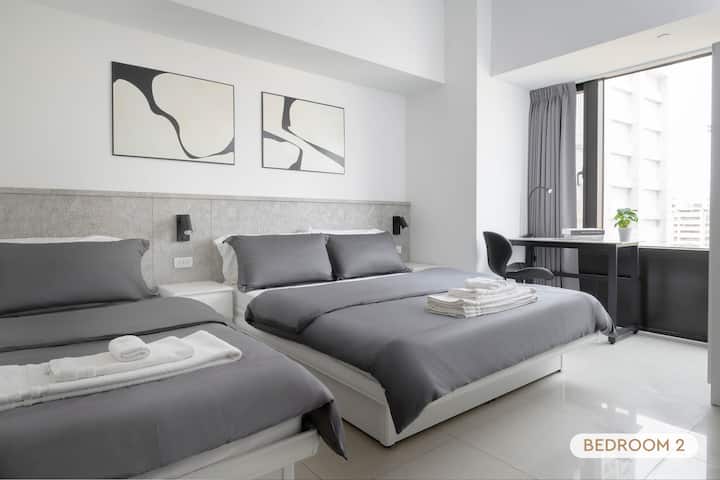 Dormitorio grande 2:
• Cama doble 
• Cama individual 
• Mesas junto a la cama.
• Armario,
• Escritorio y silla de oficina
• Iluminación natural.