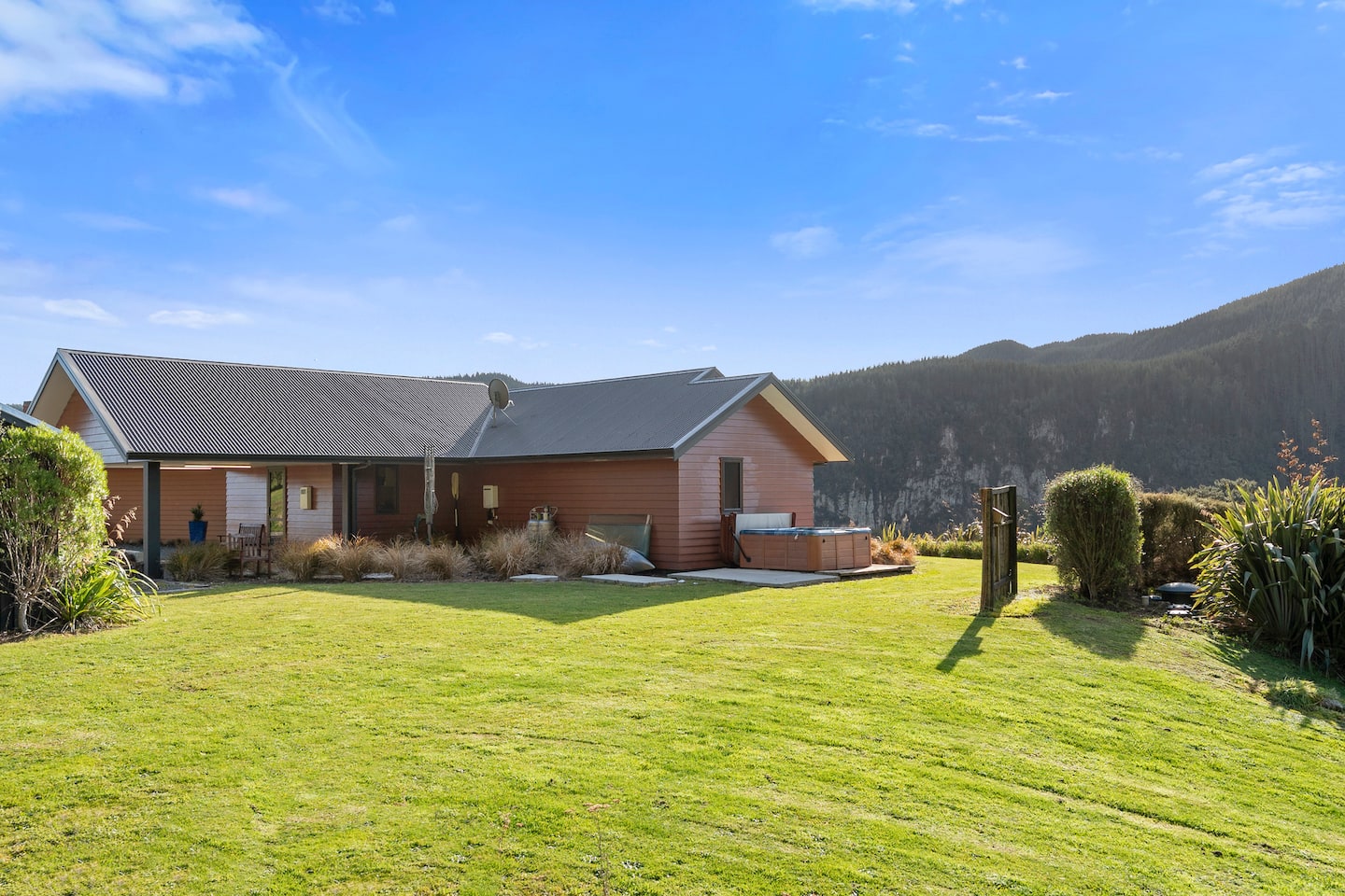 Lakehouse Retreat - Whakamaru Holiday Home 5