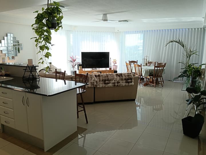 Luxury Poolside Oasis In Surfers Paradise - Surfers Paradise