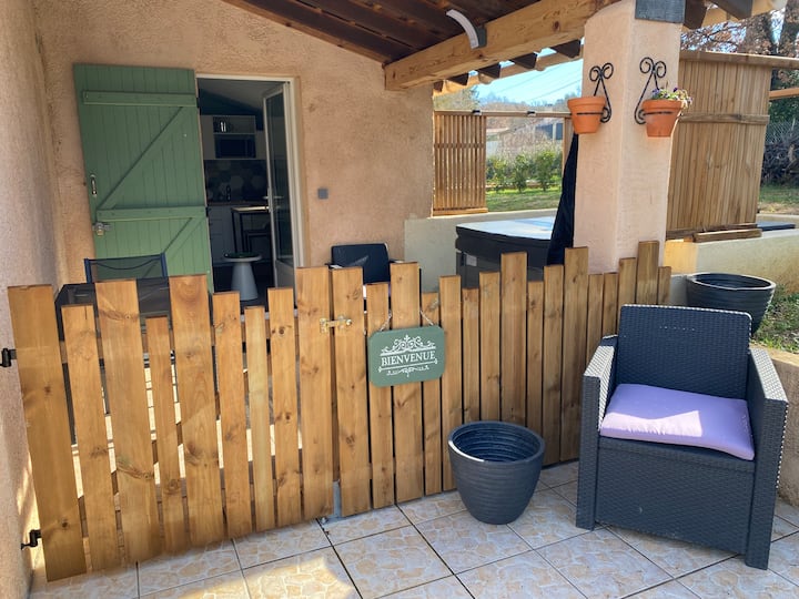 Appartement Avec Un Espace Jacuzzi Et Une Terrasse - Cadarache