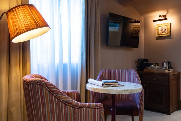 A Really Fancy Room At The Ragged Robin - 戈達爾明