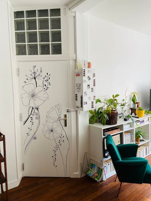 Successful Airbnb property: Charming apartment with colorful terrace in Montreuil