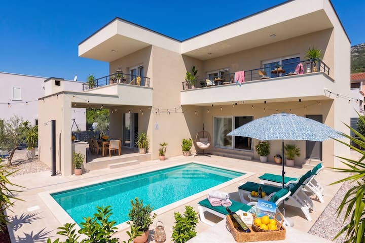 Pool, Playground & Bbq | Villa Oblica Excelsior - Split