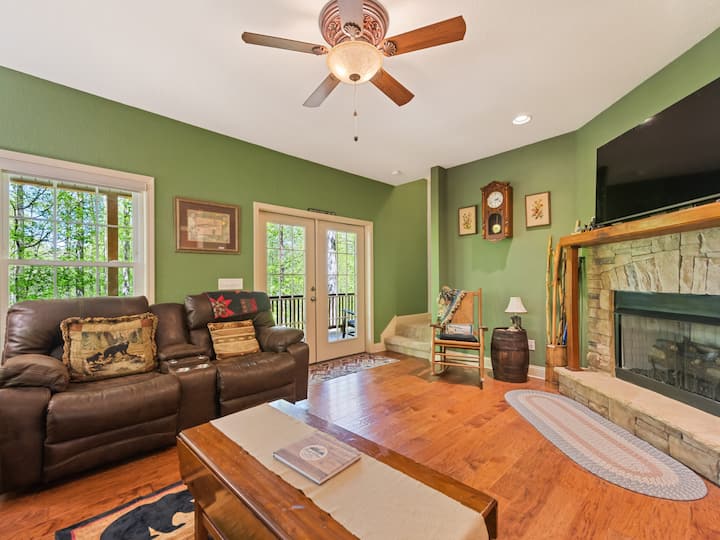 Peak-a-view Cabin, Gas Fire Place, Fire Pit, 3 Br - Maggie Valley, NC
