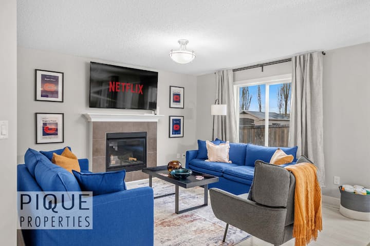 Game Night Getaway*hottub*ac*bbq*firetable*kingbed - St. Albert