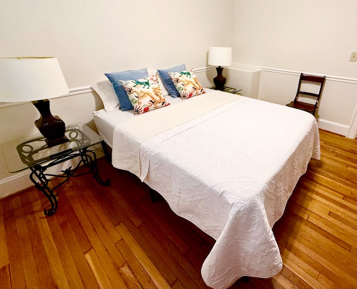 Quaint Room In A Darling Room - Raleigh, NC