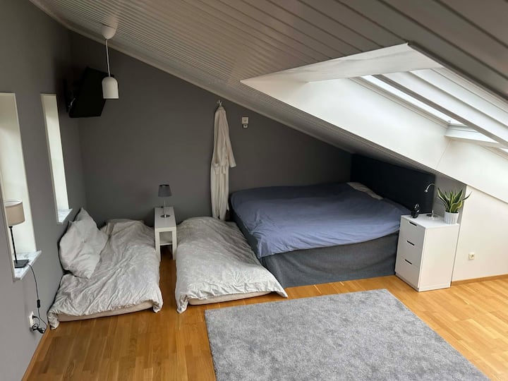 Dormitorio 3 (loft): cama matrimonial y 2 colchones gruesos en el piso.