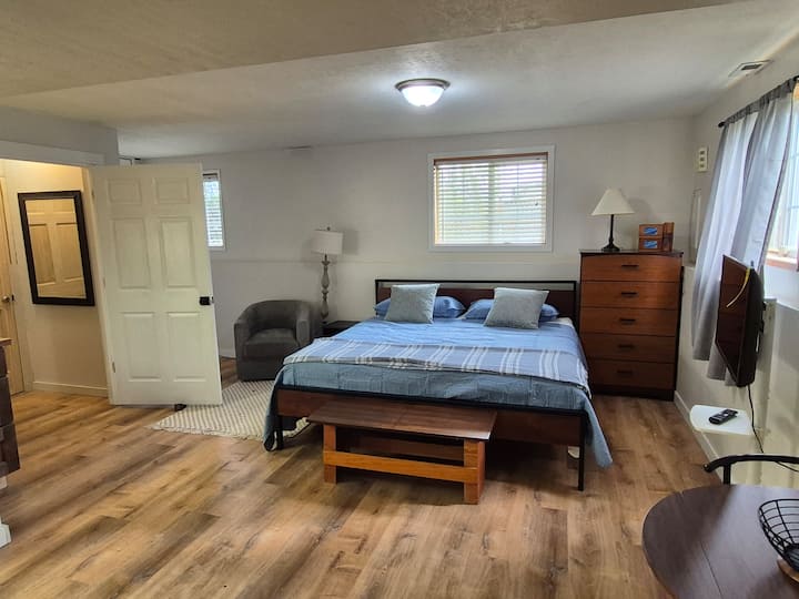 Large Studio In Small Town - Puyallup, WA