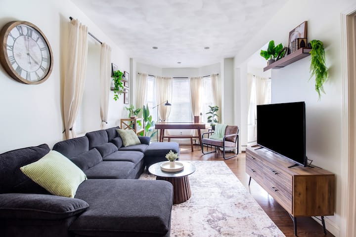 Sunny Federal Hill 2br With Balcony + Parking - Providence, RI
