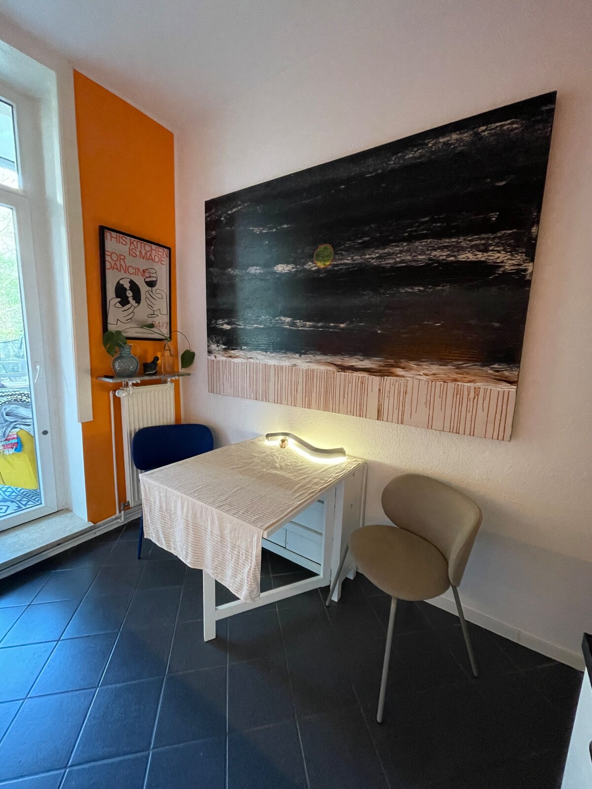 Bright, stylish apartment with an artistic atmosphere in Hannover