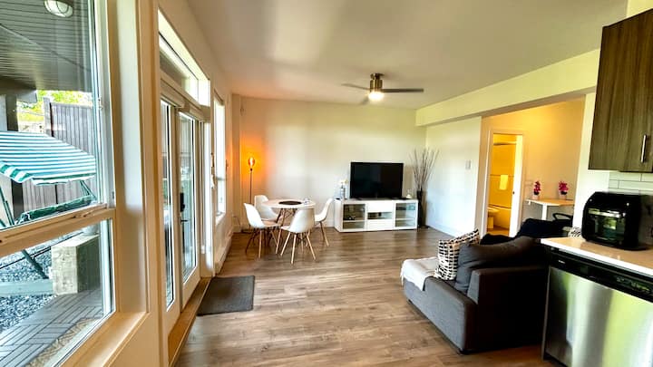 Bright Riverside Retreat With Sunset Views Suite - White Rock