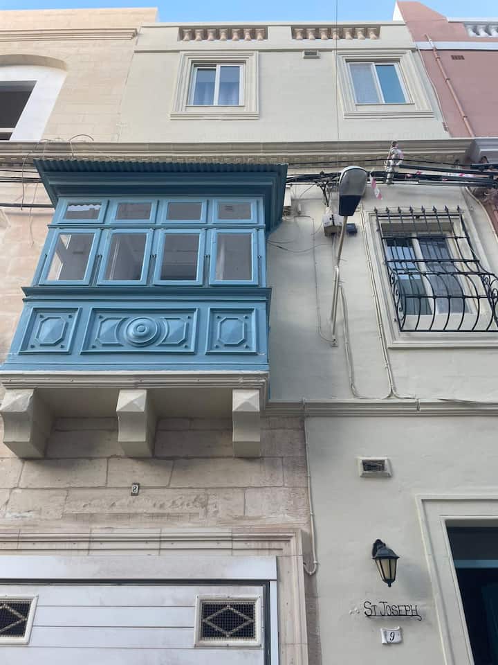 Cozy 2br Townhouse Sliema - Valletta