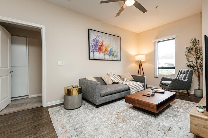 Gorgeous 2b Apartment With Parking • Gym • Pool - Beverly Hills, CA