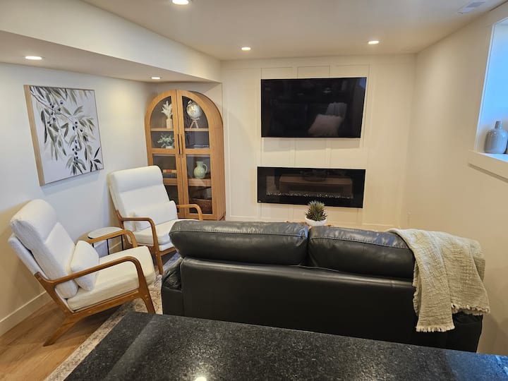 5th Avenue Modern Basement Suite - 레스브리지