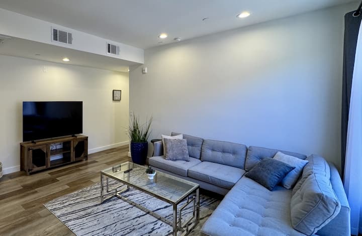 Private Queen Room With Balcony In Central Ktown - Los Angeles