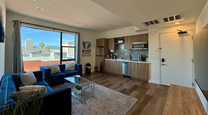 Luxury One Bedroom Luxury With Great View Balcony - Hollywood, CA