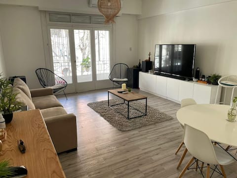 Spacious and bright apartment with a balcony in Palermo