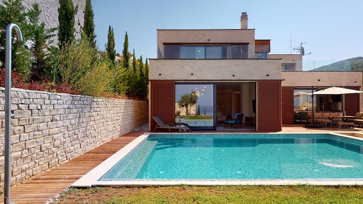 Villa Grace - Luxury Beachfront Villa With Pool - Primošten