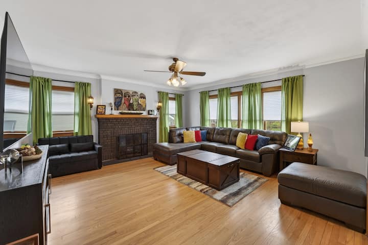 Med Dist -Family Getaway W/game-room Sleeps 8 - Rockford, IL