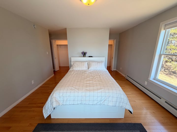 Primary bedroom on 1st floor with full bath. Queen bed , his and her closets. Screened porch off bedroom with ocean view.