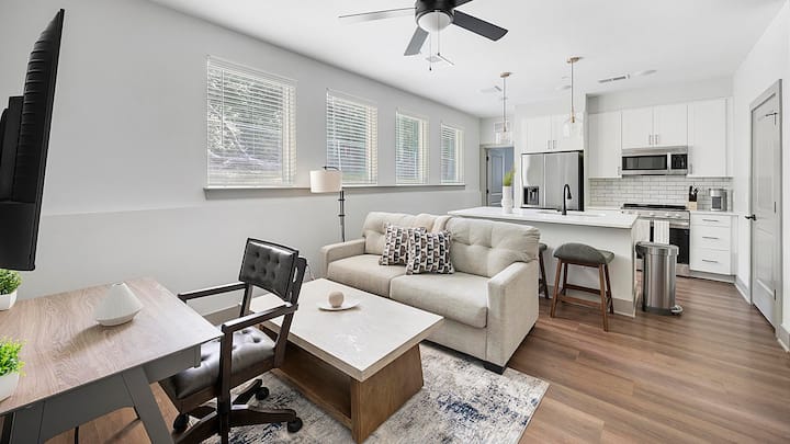 Landing | Amazing 2bd, Courtyard, Gym - Nashville