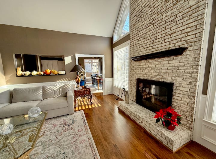 Luxurious Alpharetta Home W/ Deck & High Ceilings - Johns Creek